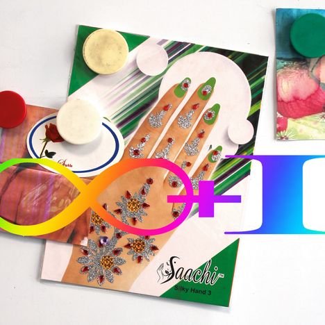 "Silky Hand 3" und "Saachi" in geschwungener Schrift. Hand mit Juwelen verziert, bunte geometrische Formen und Kreise.