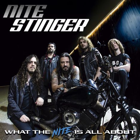 "NITE STINGER" und "WHAT THE NITE IS ALL ABOUT". Fünf Männer in Lederjacken posieren mit einem Motorrad.