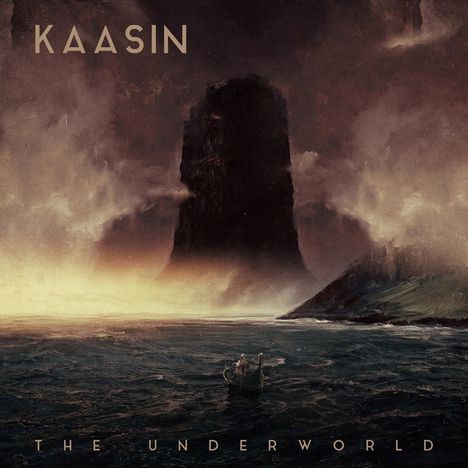 „KAASIN“, „THE UNDERWORLD“. Illustration: Ein Boot auf stürmischem Meer vor einem großen, imposanten Felsen im Nebel.