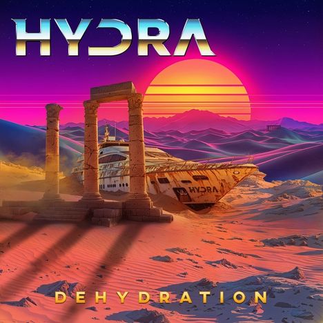 "HYDRA" steht oben, "DEHYDRATION" unten. Eine futuristische Wüstenlandschaft mit Ruinen und einem Sonnenuntergang.