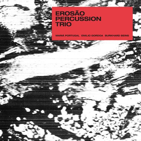 Text: "EROSÃO PERCUSSION TRIO" und Namen. Rotes Quadrat, schwarz-weiß abstrakter Hintergrund.