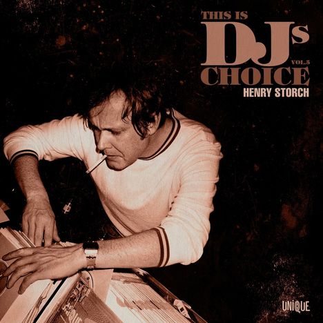 "THIS IS DJ's CHOICE VOL.5 HENRY STORCH" zeigt einen Mann, der Platten durchsucht. Ein raues, vintage Gefühl dominiert.