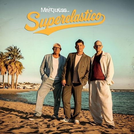 „Marquess Superelastico“ steht oben. Drei Männer in Anzügen am Strand mit Palmen und Meer im Hintergrund.
