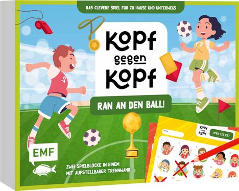 "Kopf gegen Kopf. Ran an den Ball! Zwei Spielblöcke in einem. Kinder spielen fröhlich Fußball in einer grünen Umgebung."