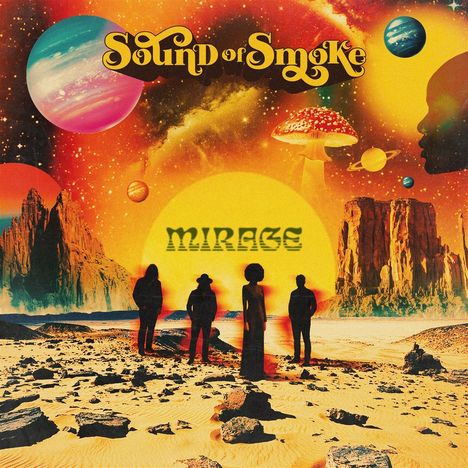 "Sound of Smoke. MIRAGE." Bunte Planeten am Himmel, Wüstenlandschaft mit vier Silhouetten im Vordergrund.