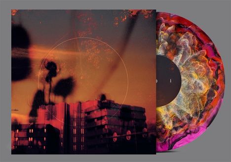 Vorderseite zeigt verschwommen Gebäude im Sonnenuntergang. Vinyl ist bunt marmoriert, dynamische Farben.