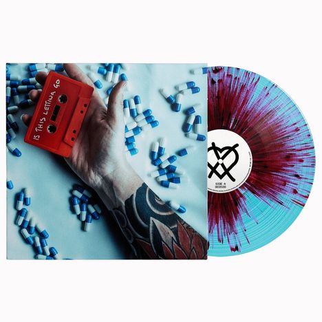 "IS THIS LETTING GO" auf roter Kassette in einer tätowierten Hand, umgeben von blauen Kapseln. Hälfte einer bunten Vinylplatte.