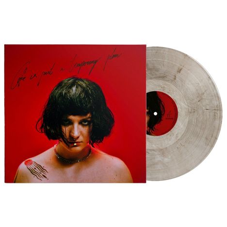 "Life is just a temporary plan" steht auf einem roten Albumcover, das eine Person mit dunklem Haar zeigt. Eine Schallplatte ist dabei.