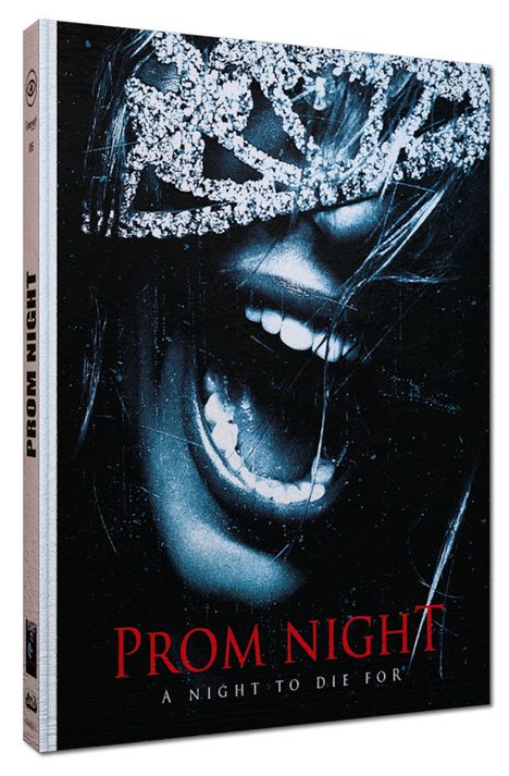 „PROM NIGHT: A NIGHT TO DIE FOR“ in roter und weißer Schrift. Nahaufnahme eines lächelnden Gesichts mit funkelnder Maske.