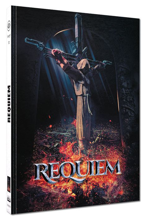 "REQUIEM" in stilisierter Schrift unten, Kreuz aus Waffen, Person in Kutte daran gefesselt, lodernde Flammen.