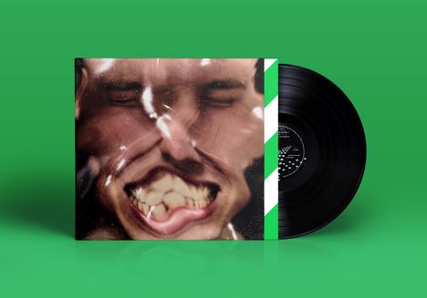 Ein schwarzes Vinyl vor einem Cover mit einem verzerrten Gesicht auf grünem Hintergrund.