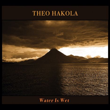 "THEO HAKOLA" oben, "Water Is Wet" unten. Sepia-Fotografie eines Sees mit Bergkulisse bei dramatischer Bewölkung.