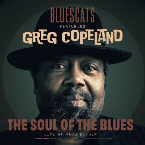 "BLUESCATS featuring GREG COPELAND THE SOUL OF THE BLUES LIVE AT HAUS EIFGEN" steht über einem Mann mit Hut.