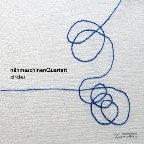 *nähmaschinenQuartett*, *circles*. Blaues Garn formt Kreise und Linien auf weißem Hintergrund. Unten steht *NEUKLANG*.