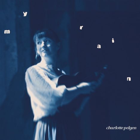 Text: "my rain" und "charlotte pelgen". 
Eine Frau spielt Gitarre, in blauem Licht, unscharf.
