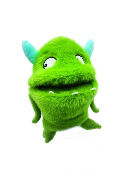 Ein flauschiges, grünes Monster mit blauen Hörnern und großen Augen; es hat einen breiten Mund und kleine Zähne.