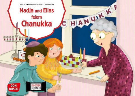 "Nadja und Elias feiern Chanukka" steht groß geschrieben. Glückliche Kinder mit Kerzen und eine ältere Frau in buntem Raum.