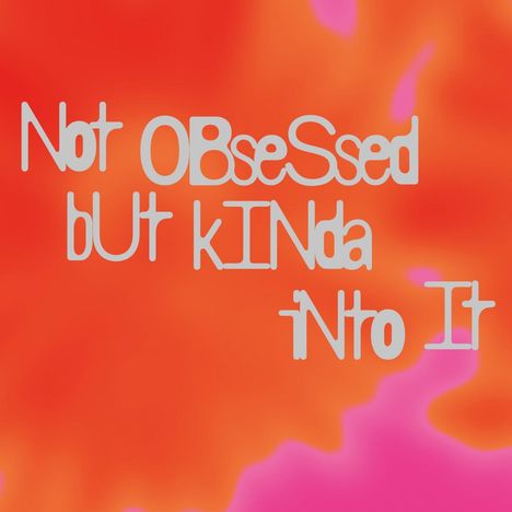 Text: „Not obsessed but kinda into it“. Hintergrund in lebhaftem Orange und Pink, verschwommene Kanten.