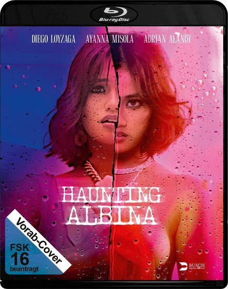 „Haunting Albina“ in weißem Text. In der Mitte ein Gesicht, halb blau, halb rot beleuchtet. Oben drei Namen. Links „FSK 16 beantragt“.