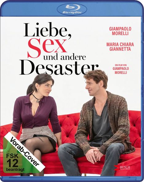 „Liebe, Sex und andere Desaster“. Zwei Personen auf einem roten Sofa, FSK 12 Logo, Vorab-Cover und Blu-ray Hinweis.