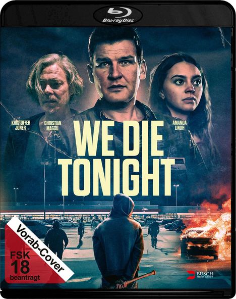Blu-ray: "WE DIE TONIGHT", Vorab-Cover FSK 18 beantragt. Drei ernste Gesichter, unten brennendes Auto und Mensch mit Kapuze.
