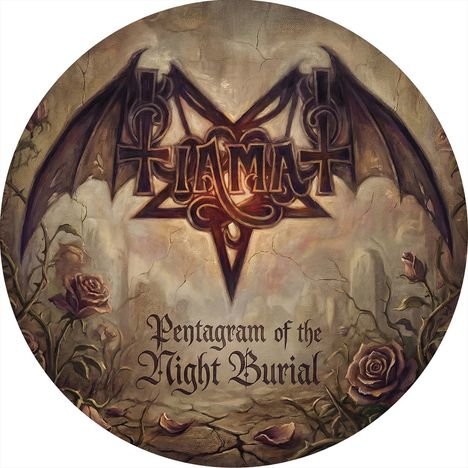 Text: "TIAMAT", "Pentagram of the Night Burial". Stilvolle Illustration mit Fledermausflügeln und verwelkten Rosen.