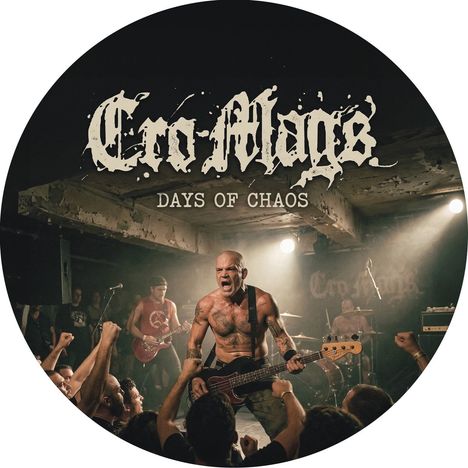 „Cro-Mags“, „Days of Chaos“. Eine energiegeladene Bühnenszene mit einem tätowierten Sänger und begeistertem Publikum.