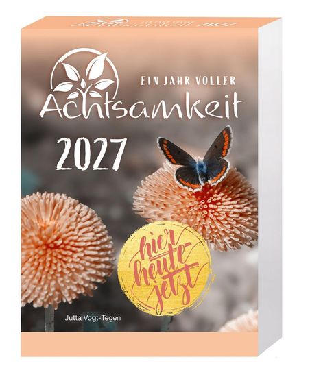 Ein Jahr voller Achtsamkeit 2027. "hier heute jetzt" in gelbem Kreis. Schmetterling auf oranger Blüte.