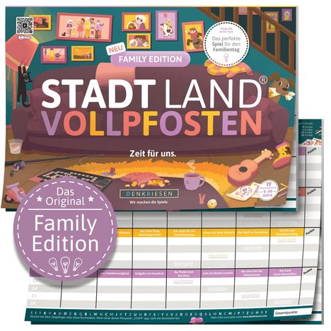"STADT LAND VOLLPFOSTEN Family Edition" in bunten Buchstaben vor einem wohnlichen Hintergrund mit Sofa und Spielen.
