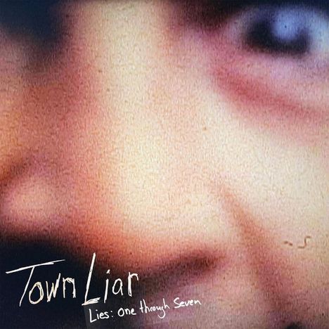 Text: "Town Liar. Lies: one through Seven." Detail eines nahen Gesichts mit Fokus auf Auge und Nase.