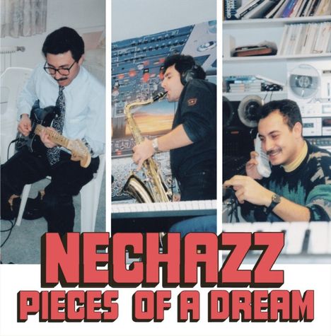 NECHAZZ PIECES OF A DREAM. Drei Männer: einer spielt Gitarre, einer Saxophon, einer telefoniert im Studio.