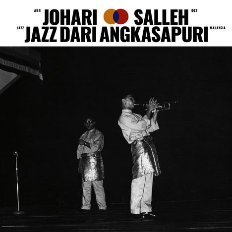 "JOHARI SALLEH JAZZ DARI ANGKASAPURI" steht oben. Zwei Musiker in traditioneller Kleidung, einer spielt Trompete.