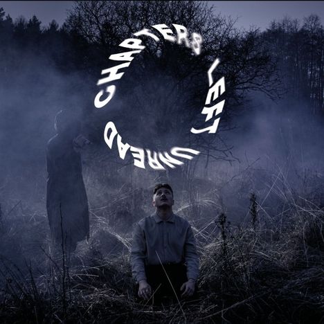 „CHAPTERS LEFT UNAHEAD“ steht in einem Kreis, davor ein sitzender Mensch in einer nebligen Waldlandschaft.