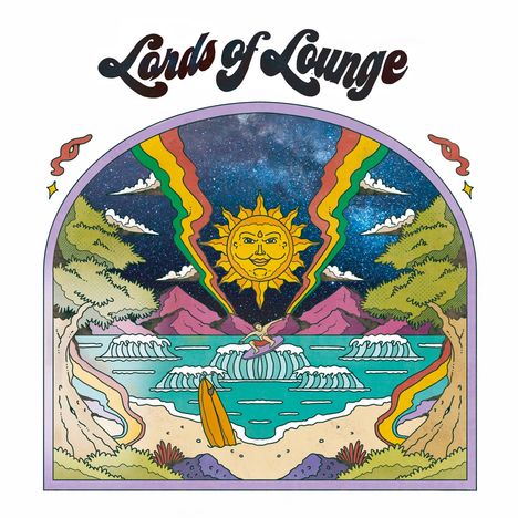 "Lords of Lounge" in geschwungener Schrift. Illustration: Strahlende Sonne über einer Landschaft mit Meer und Surfer.
