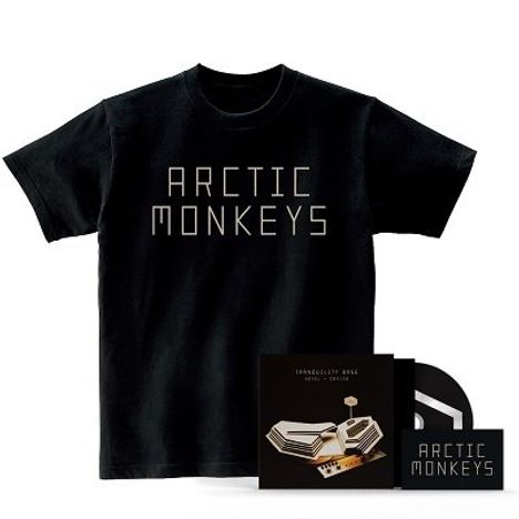 "ARCTIC MONKEYS" auf einem schwarzen T-Shirt, daneben eine Schallplatte und CD mit Gebäudeillustration.