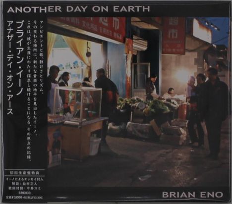 „ANOTHER DAY ON EARTH“, „BRIAN ENO“. Asiatischer Markt mit Menschen, Gemüse und beleuchteten Ständen.
