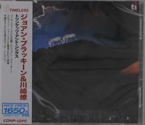 Japanische Schriftzeichen, "NICE PRICE 1650円", Zebras auf einem dunklen Hügel, dramatischer Himmel.