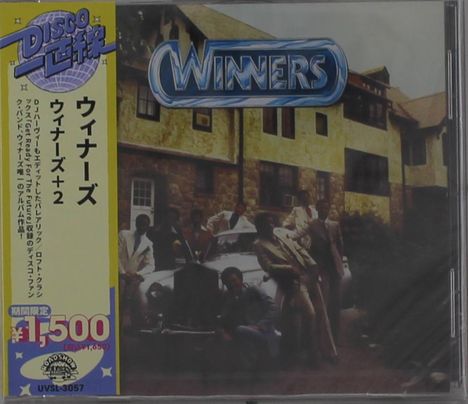 Text auf Japanisch links, "WINNERS" oben. Illustration von Personen vor einem Herrenhaus neben einem Auto.