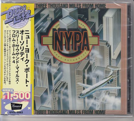 Text: "THREE THOUSAND MILES FROM HOME", "NYPA", japanische Schriftzeichen, "¥1,500". Illustration einer Stadt mit Flugzeug.