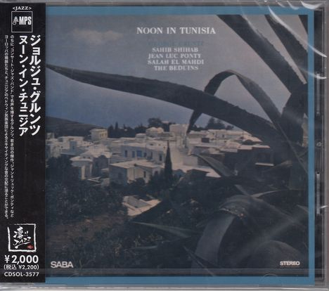 „Noon in Tunisia“ oben, Namen von Künstlern darunter. Stadtansicht mit weißen Gebäuden und großen Pflanzen im Vordergrund.