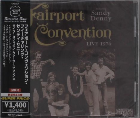 "Fairport Convention LIVE 1974. Featuring Sandy Denny. Schwarzweißfoto von fünf Personen im Freien mit japanischem Text."