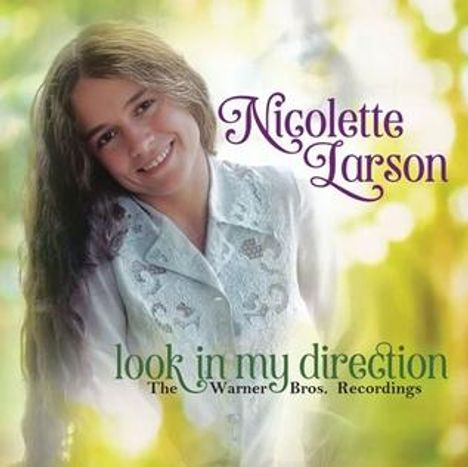 "Nicolette Larson", "look in my direction", und "The Warner Bros. Recordings". Eine lächelnde Frau vor verschwommenem grünem Hintergrund.