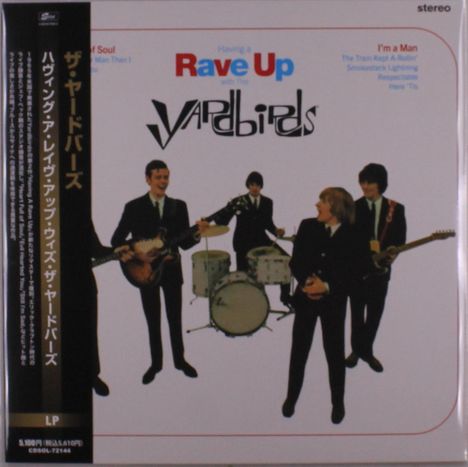 Aufschrift: "Having a Rave Up with The Yardbirds". Fünf Männer in Anzügen mit Instrumenten. Japanische Schrift links.