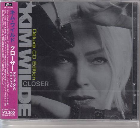 "Deluxe CD Edition" und "CLOSER". Porträt einer Person mit blondem Haar und nachdenklichem Gesichtsausdruck.