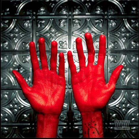 Zwei rot bemalte Hände vor verziertem Metallhintergrund, "Parental Advisory" unten rechts.