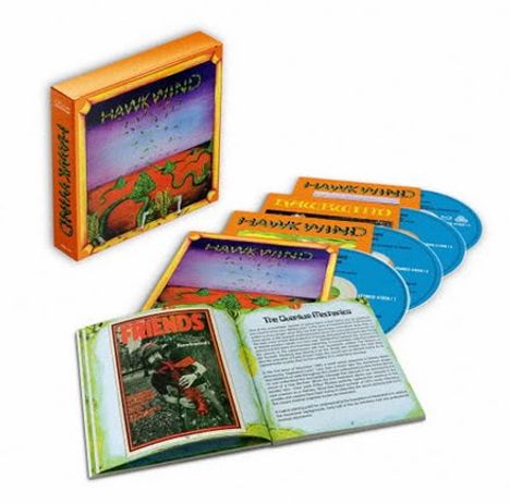 Box mit der Aufschrift "Hawk Wind", vier blaue CDs, und ein offenes Buch mit "FRIENDS" betitelt.