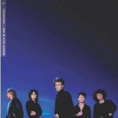 Text links: "ROSETTE CALL ME MAY / AIRFORCEBLUE." Fünf Personen stehen unter einem intensiven blauen Himmel.