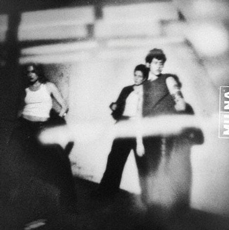 Text: "MINA". Verschwommene Schwarz-Weiß-Fotografie von drei Personen in entspannter Haltung.