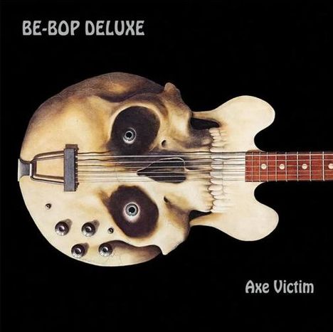 Oben links steht "BE-BOP DELUXE", unten rechts "Axe Victim". Es zeigt eine Gitarre in Form eines Schädels.