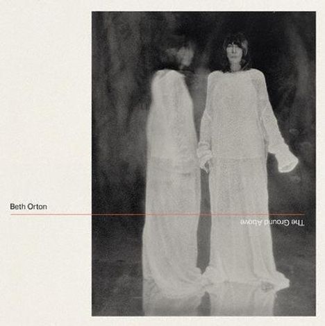 Beth Orton, The Ground Above. Zwei schemenhafte Frauen in langen Kleidern, eine frontal, eine von der Seite dargestellt.